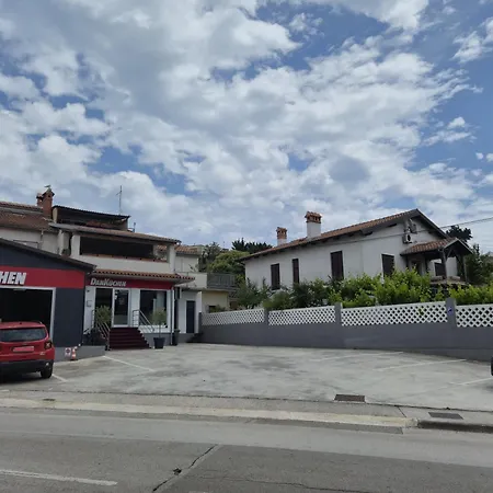 Tena With Private Parking * Pula