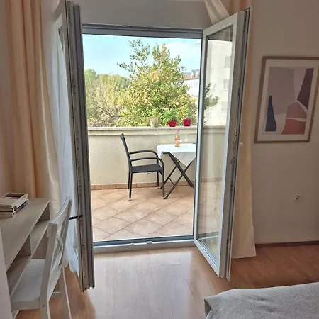 Tena With Private Parking Apartment Pula