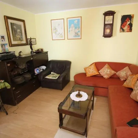 Tena With Private Parking Apartment Pula