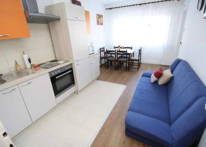 Tena With Private Parking דירה פולה