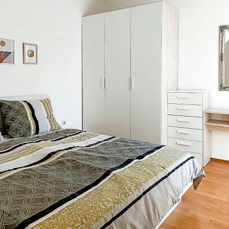 Tena With Private Parking Apartman Pula