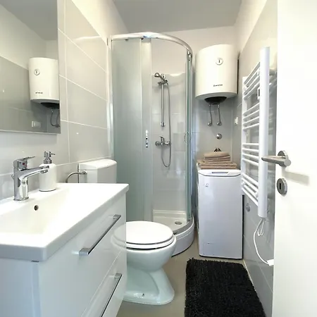 Tena With Private Parking Apartman