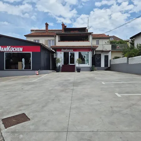 Tena With Private Parking شقة