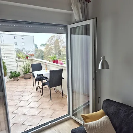 Tena With Private Parking Apartment Pula