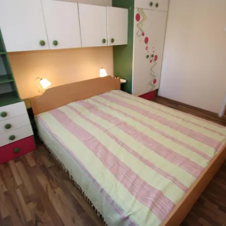 Tena With Private Parking Apartment Pula