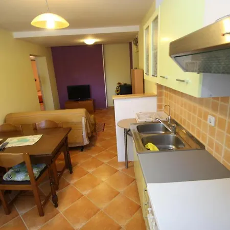 Tena With Private Parking Apartman