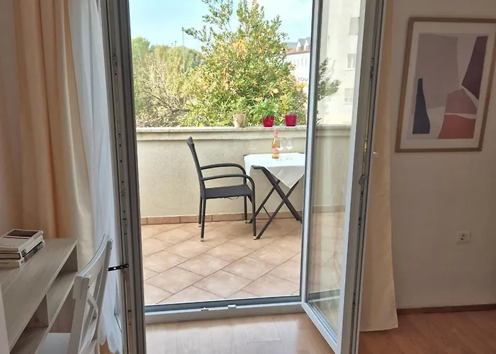 Tena With Private Parking Apartamento Pula