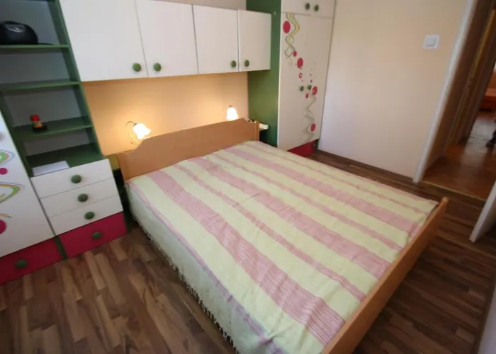 Tena With Private Parking Apartamento Pula