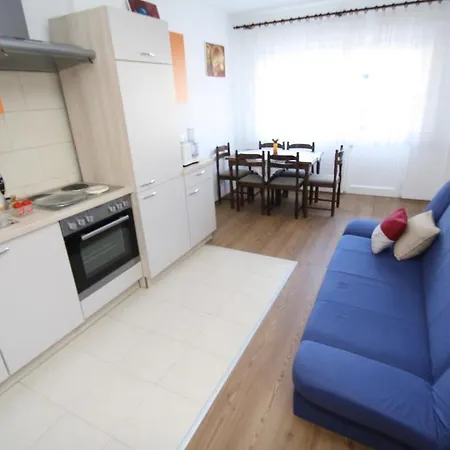 Tena With Private Parking דירה פולה